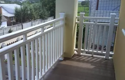 Балконное деревянное ограждение. Белый цвет