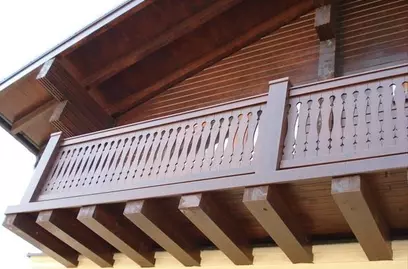 Балконное уличное ограждение из сосны