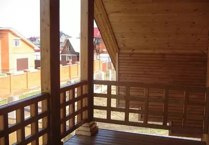 Балконное уличное ограждение из сосны по индивидуальным проектам